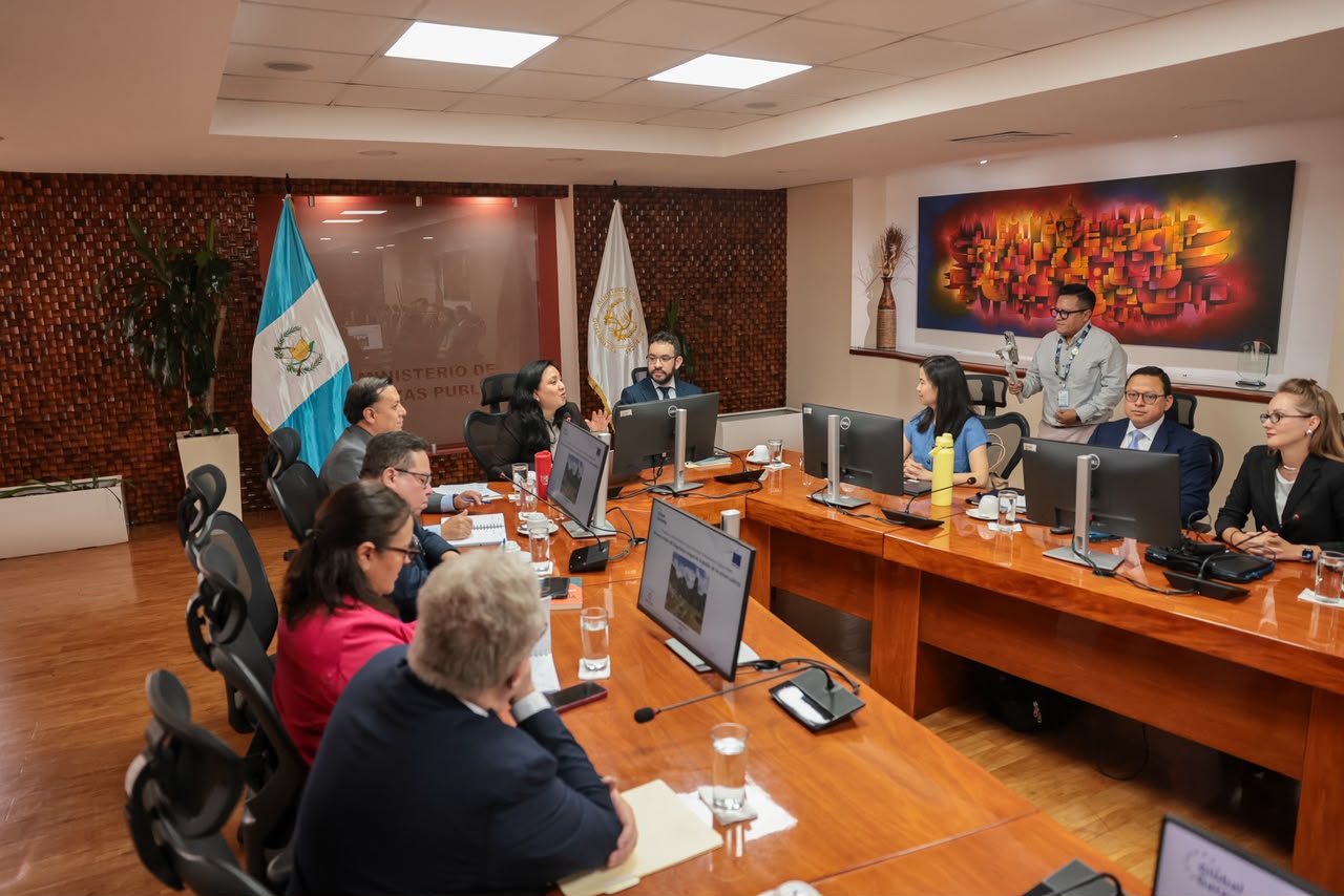 Optimización de espacios La viceministra de Ingresos y Evaluación Fiscal del Minfin, Patricia Joachín, puntualizó que la transición hacia una administración dinámica de los bienes no financieros generará un impacto directo en la movilización de recursos, un factor que resulta prioritario para las finanzas de Guatemala. En tal sentido, el director de Bienes del Estado del Minfin, Juan Francisco Letona, argumentó que se aprovecharán los avances obtenidos en la digitalización de los inventarios del sector público y la migración hacia las nuevas plataformas informáticas de control estatal. En consecuencia, señaló que estas herramientas técnicas servirán como base para formular una línea estratégica de mediano plazo que consolide, actualice y determine el valor financiero real de las propiedades inmuebles pertenecientes al Estado.
