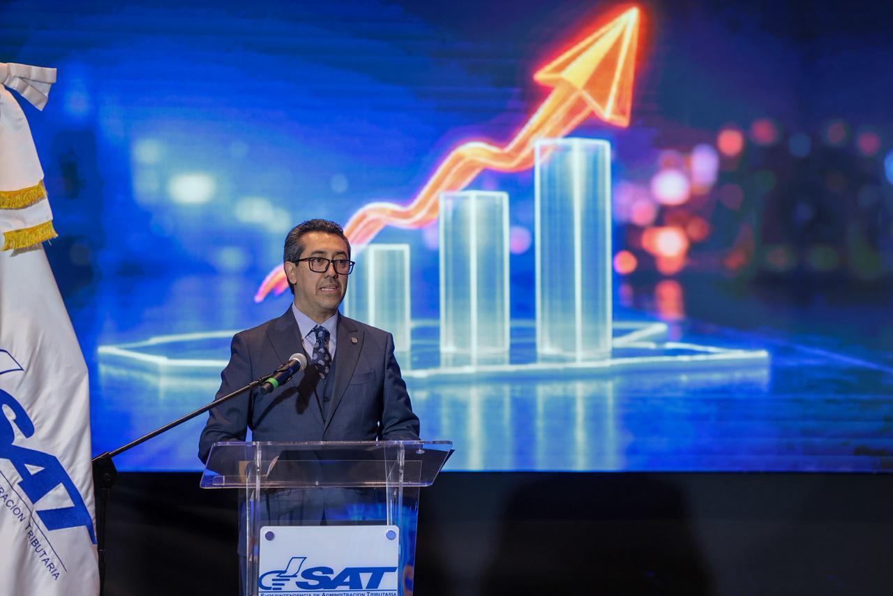 El ministro de Finanzas Públicas y presidente del Directorio de la SAT, Jonathan Menkos Zeissig en la presentación del informe anual 2025 de la SAT.