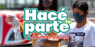mujer y niño depositando la basura en su lugar