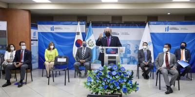 El Ministro de Economía, Antonio Malouf, preside la conferencia de prensa sobre la gira comercial que se llevara a cabo en la República de Corea a fin de este mes.
