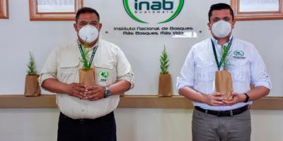 Ing. Rony Granados, gerente del INAB e Ing. Hugo Flores, director de manejo y restauración de bosques. 