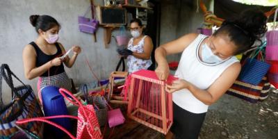 Técnicos de SOSEP han capacitado a diferentes Unidades Productivas. Las mujeres beneficiarias aprendieron a elaborar bolsas plásticas de diferentes estilos.