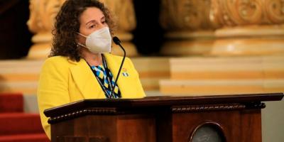 La Viceministra de Integración y Comercio Exterior, Edith de Molina, se dirige a periodistas que cubren la fuente del Ejecutivo, en el Salón Banderas, del Palacio Nacional de la Cultura.