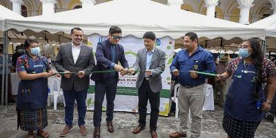 El ministro de economía, Dr. Janio Rosales (tercero de Izq. a Der.) procede a cortar la cinta de inauguración del evento.