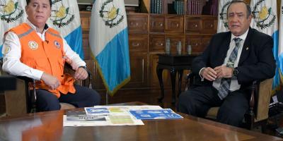 Presidente Alejandro Giammattei y el secretario de Se-Conred, Óscar Cossío