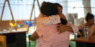 Las jóvenes reciben atención emocional