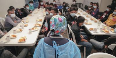 Los adolescentes son recibidos con un plato de comida guatemalteca 