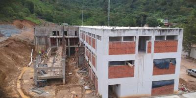 Modulo nuevo y rampa para camillas, avance del Hospital San Pedro Necta, Huehuetenango