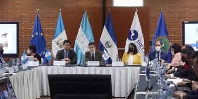 El ministro de economía, Dr. Janio Rosales (segundo de Izq, a Der) presidió la reunión.