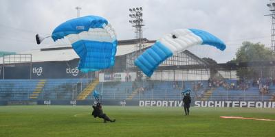Demostración de Salto de Paracaidismo en festival patriótico