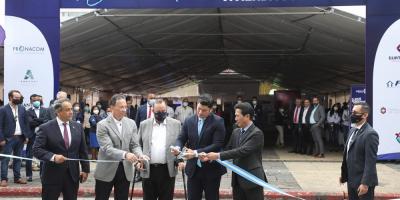 El presidente Giammattei (centro) inauguró la feria de vivienda social.