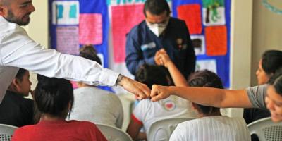 El titular de la SBS pudo saludar a las residentes