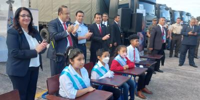 Gobierno de Guatemala hace entrega de escritorios como parte del fortalecimiento al sector educativo del país.
