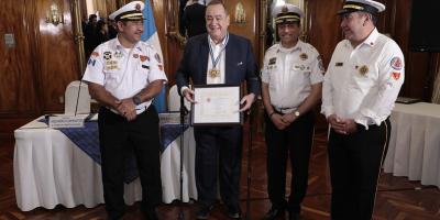 Presidente recibe condecoración