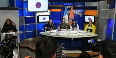 Secretario y funcionarios de Gobierno en conferencia de prensa