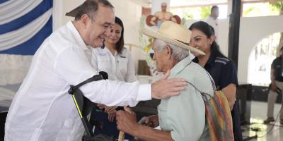 Presidente de la República entrega beneficio a adulto mayor