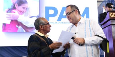Presidente de la República entrega beneficio a adulto mayor