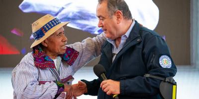 Presidente Alejandro Giammattei entrega acreditaciones