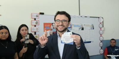 Secretario de Comunicación Social, emite su voto