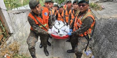 Ejército de Guatemala apoya las operaciones de rescate de los cuerpos de las víctimas de un accidente vial en la calzada La Paz.