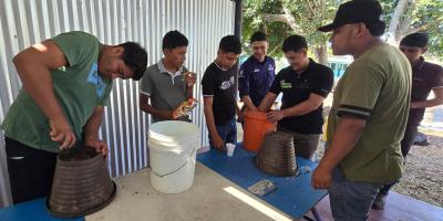 Alumnos aprenden producción de abono orgánico de la lombriz roja