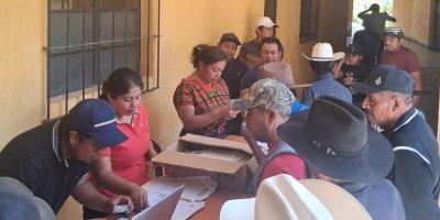 Entregan permisos para fortalecer la pesca artesanal en Atitlán