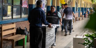 Mejoran condiciones educativas en escuela de zona 1 con entrega de mobiliario