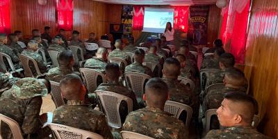 Soldados capacitados para prevenir el Gusano Barrenador