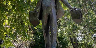 Inspección ocular en el área afectada del Monumento a Miguel Ángel Asturias