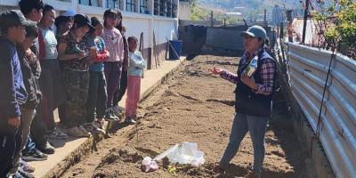 Estudiantes aprenden a crear huertos escolares en Totonicapán