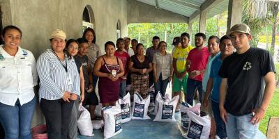 Agricultoras de cuatro departamentos reciben insumos para fortalecer la agricultura familiar