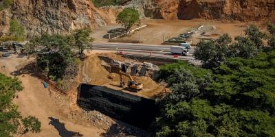 Ejecutan trabajos de alta ingeniería para proteger la ruta al Atlántico y asegurar el paso de usuarios