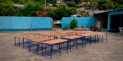 Estudiantes realizan restauración de escritorios de Escuela Taller de Agua Blanca