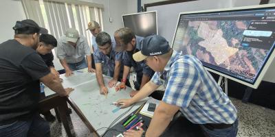Técnicos de la asociación de equinos en Zacapa aprenden conservación de suelo y agua 