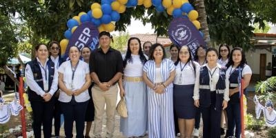 Dra. Zulma Calderón, Secretaria de SOSEP, junto al personal del nuevo Centro "Mis Años Dorados" y el Alcalde de Melchor de Mencos, Petén. 