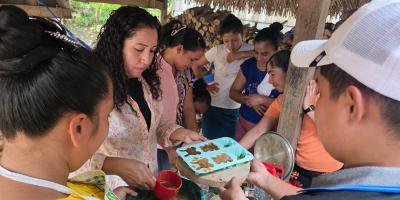 Mujeres elaboran jabones artesanales con ingredientes naturales