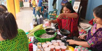 Población de Alta Verapaz accede a los alimentos frescos y de calidad en Feria del Agricultor