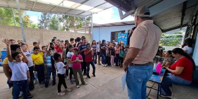 Capacitan a estudiantes y maestros para prevenir el Gusano Barrenador