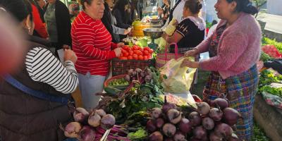 Hortalizas y frutas frescas para fiambre en la Feria del Agricultor de Quetzaltenango
