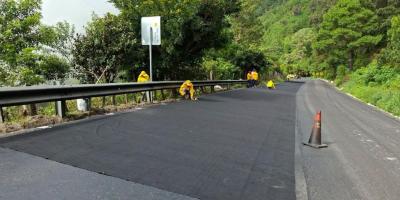 Continúan trabajos de asfaltado en beneficio de comunidades de Baja Verapaz