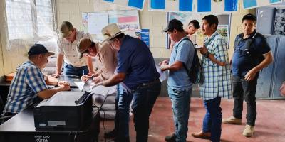 Entregan semilla mejorada de frijol a agricultores de Zacapa