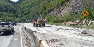 Cuadrillas trabajan para recuperar el paso en carreteras afectadas por las lluvias en 14 departamentos del país