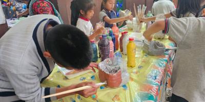 Niñez kaqchikel transforma materiales reciclables en arte e inclusión social