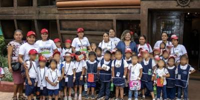 Dra. Zulma Calderón comparte con los niños de Hogares Comunitarios en su día. 