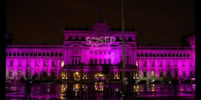 Palacio Nacional de la Cultura iluminado de color Rosa por el día de la lucha contra el cáncer de mama.