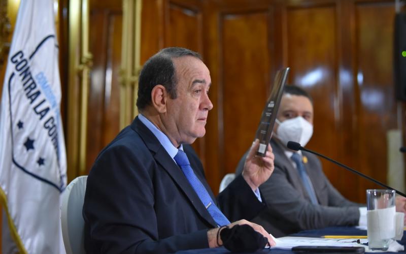 Comisión contra la Corrupción entrega su informe