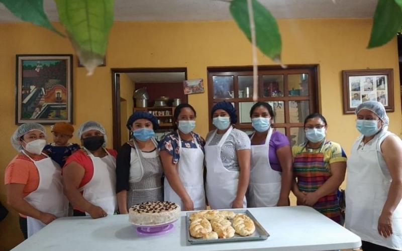 Mujeres promocionan sus productos para buscar diferentes mercados