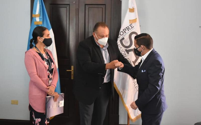 Ing. Luis Ruano y representantes de la SCEP
