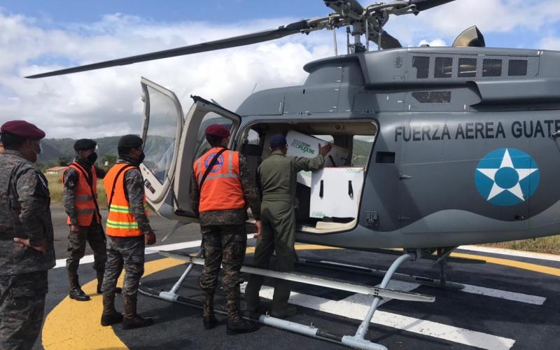 Personal militar cargando aeronave previo al traslado de dosis de vacunas.