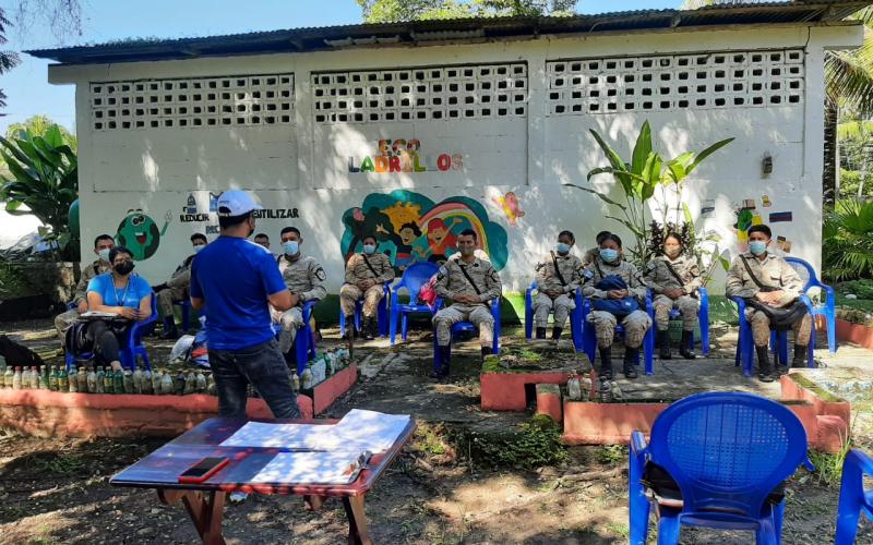 Reservistas Militares recibiendo capacitación.